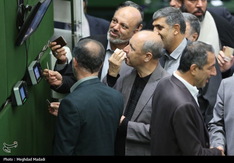 عکس| حاشیه‌ای از اولین روز پارلمان، صف نمایندگان مجلس دوازدهم برای کارت‌زنی