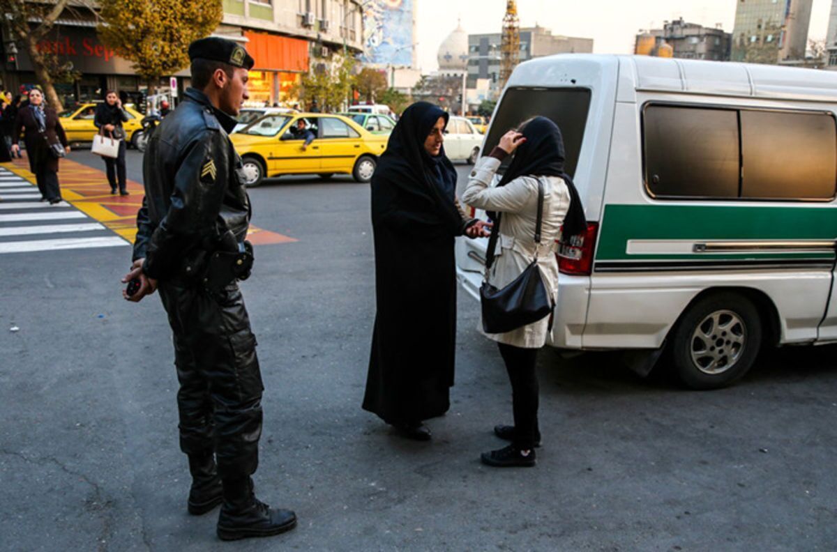بازداشت زنان بی‌حجاب اگر نگذارند از آن‌ها عکس بگیرند!