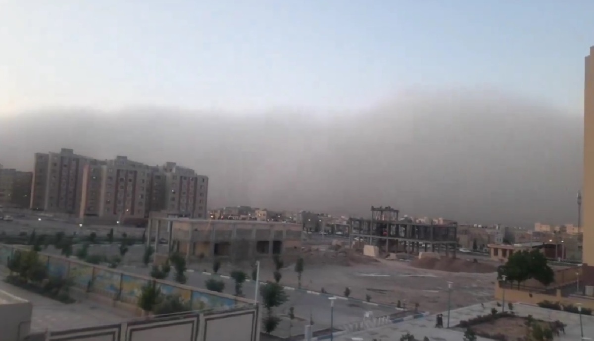 فیلم| لحظه ورود طوفان شن به شهر یزد