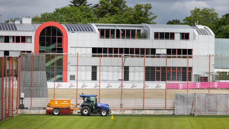 عکس| زمین تمرین بایرن را شخم زدند!