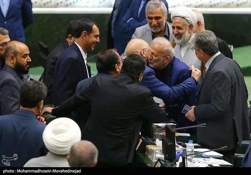 شکار عکاسان از لحظه روبوسی قالیباف و متکی
