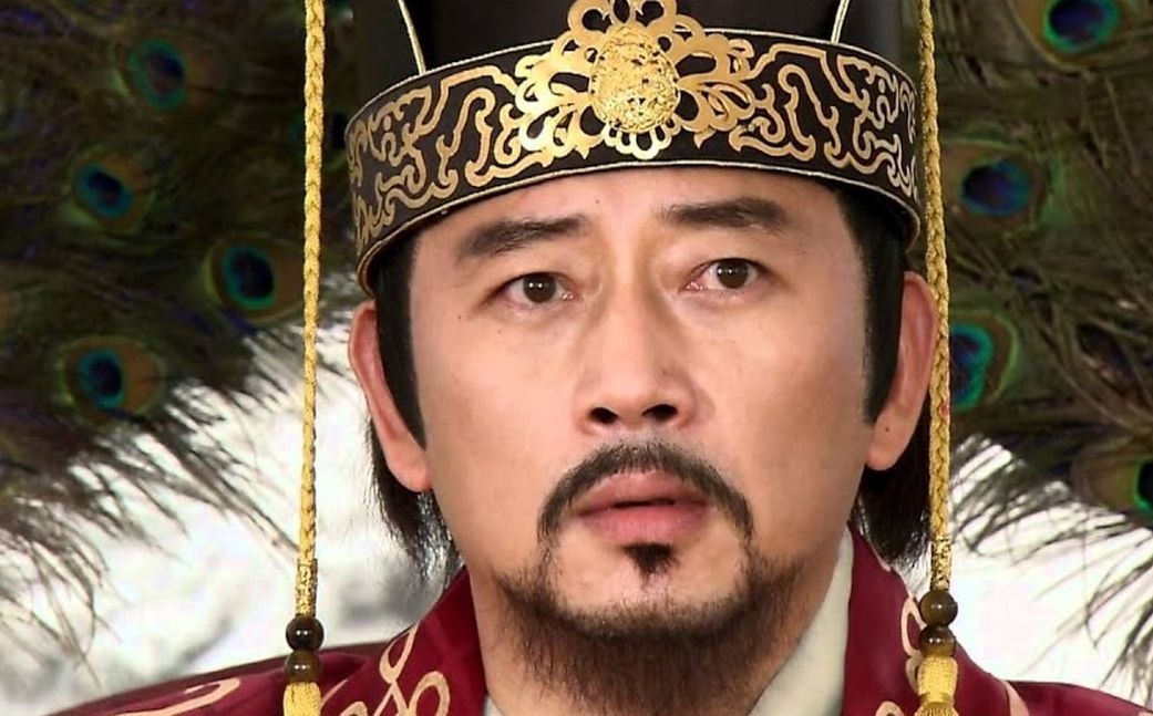 عکس| تیپ و چهرۀ متفاوت «امپراتور گوموآ» در ۶۴ سالگی