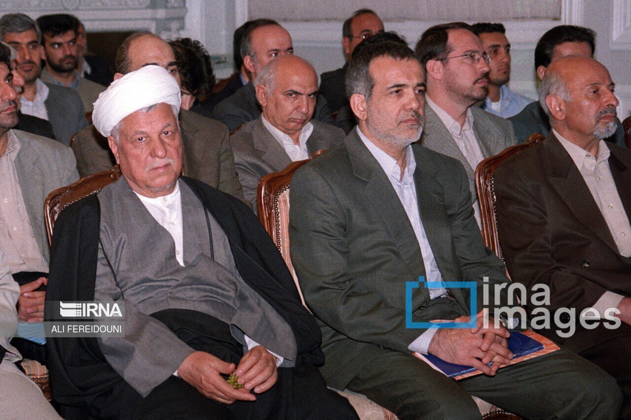 عکس| روزگار جوانی پزشکیان در کنار هاشمی و خاتمی