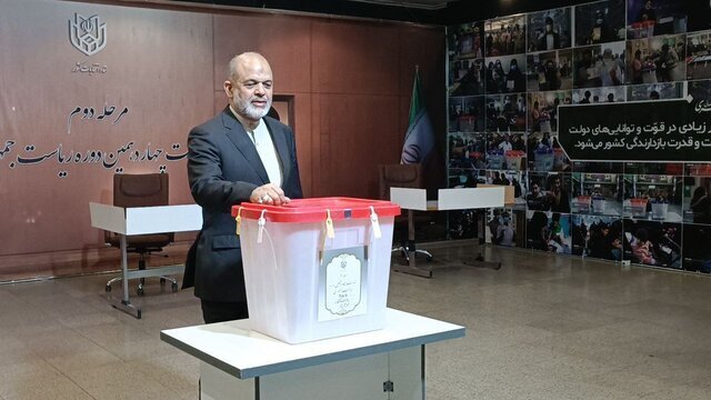 عکس| وزیر کشور رای خود را به صندوق انداخت