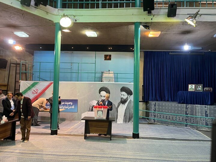 نوبخت رای خود را به صندوق رای انداخت نوبخت رای خود را به صندوق رای انداخت