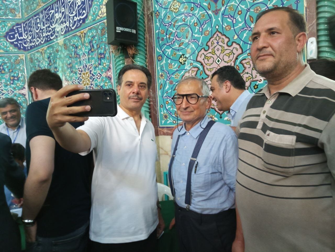 عکس| سلفی مردم با صادق زیباکلام در حسینیه ارشاد