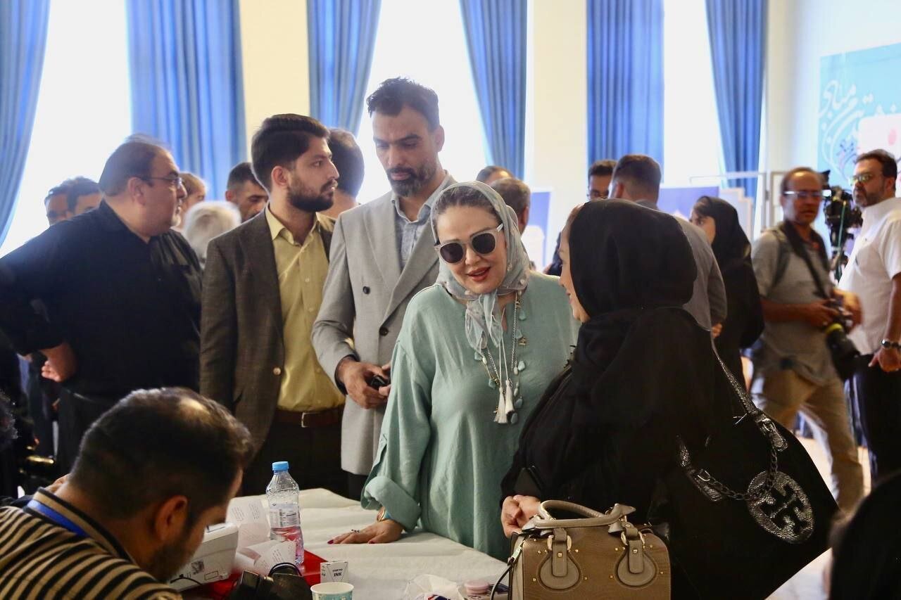 عکس| تیپ بهاره رهنما موقع رای دادن