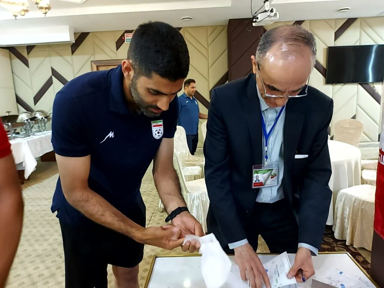 عکس| مدافع سابق پرسپولیس در قرقیزستان رای داد عکس| مدافع سابق پرسپولیس در قرقیزستان رای داد