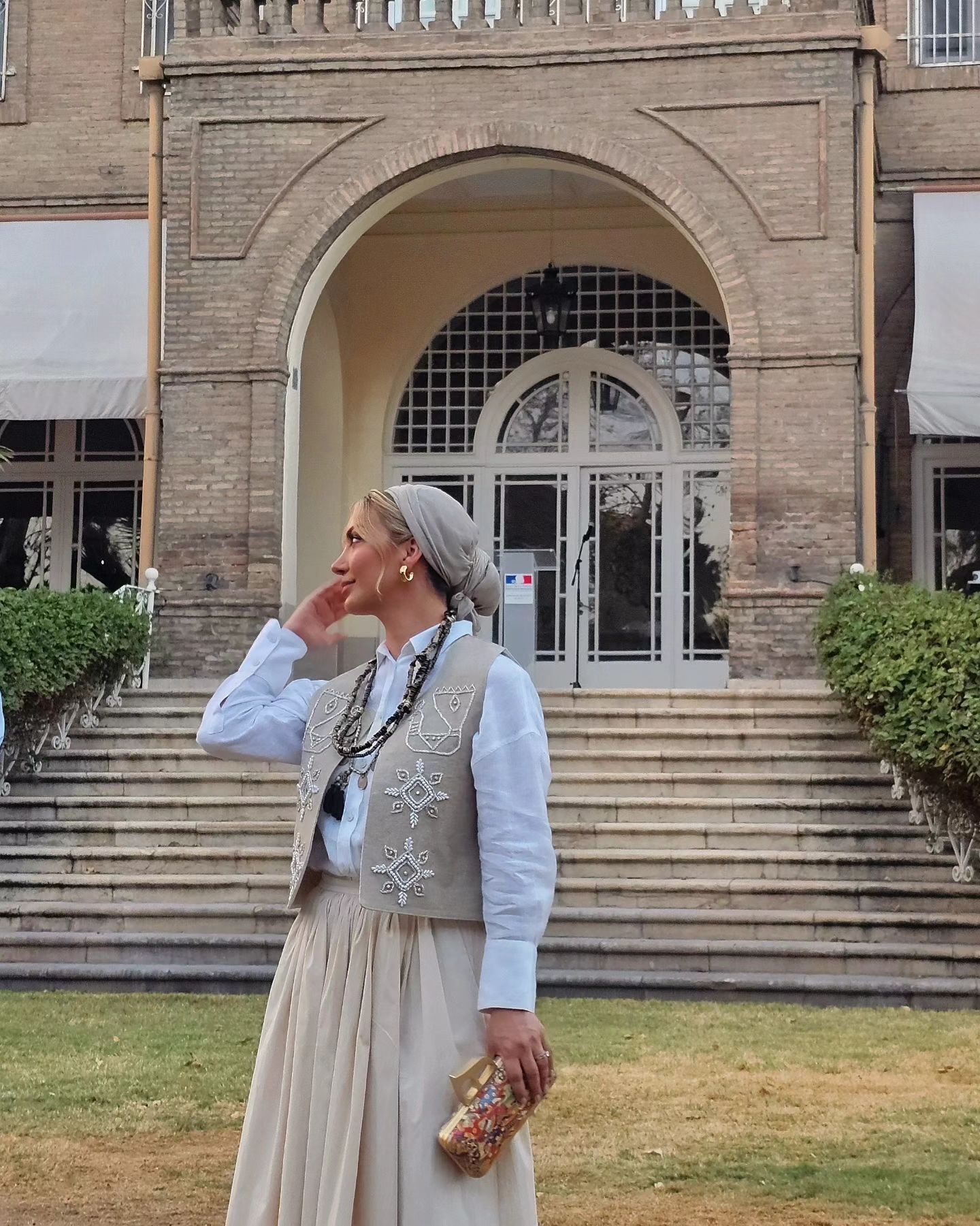 عکس| استایل چشمگیر همسر بهرام رادان در سفارت فرانسه