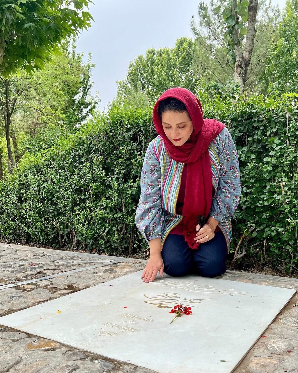 عکس| خانم بازیگر در مزار استاد شجریان عکس| خانم بازیگر در مزار استاد شجریان
