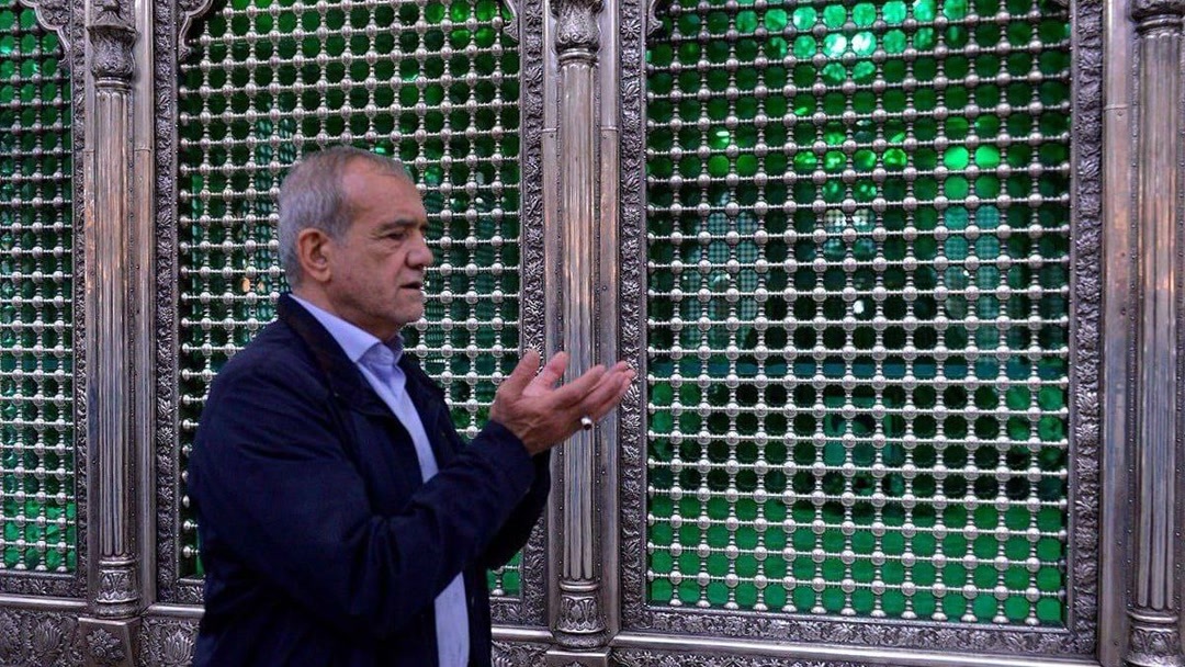 پزشکیان به حرم امام رفت