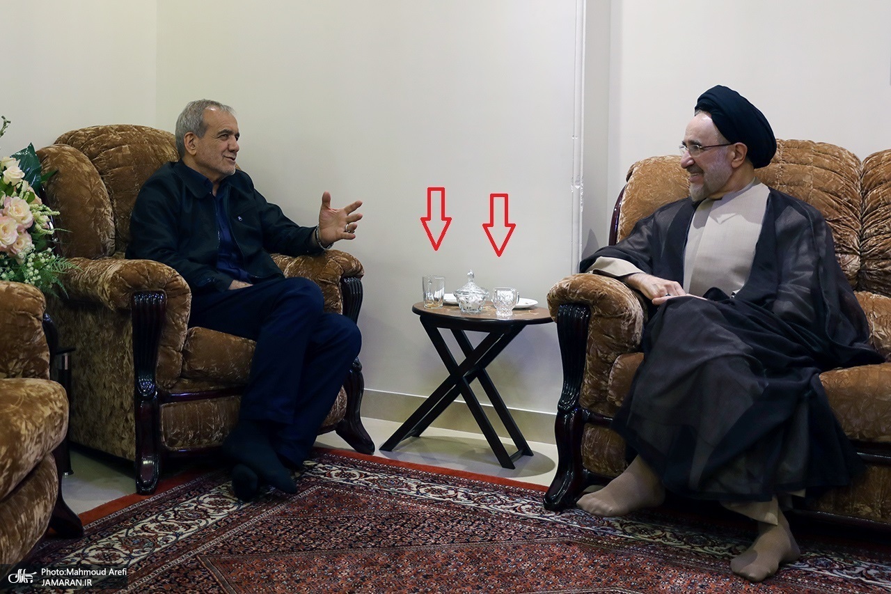 خانه پزشکیان مورد توجه کاربران توییتر؛ از مبل‌های قدیمی و کاپشن پزشکیان تا جوراب خاتمی