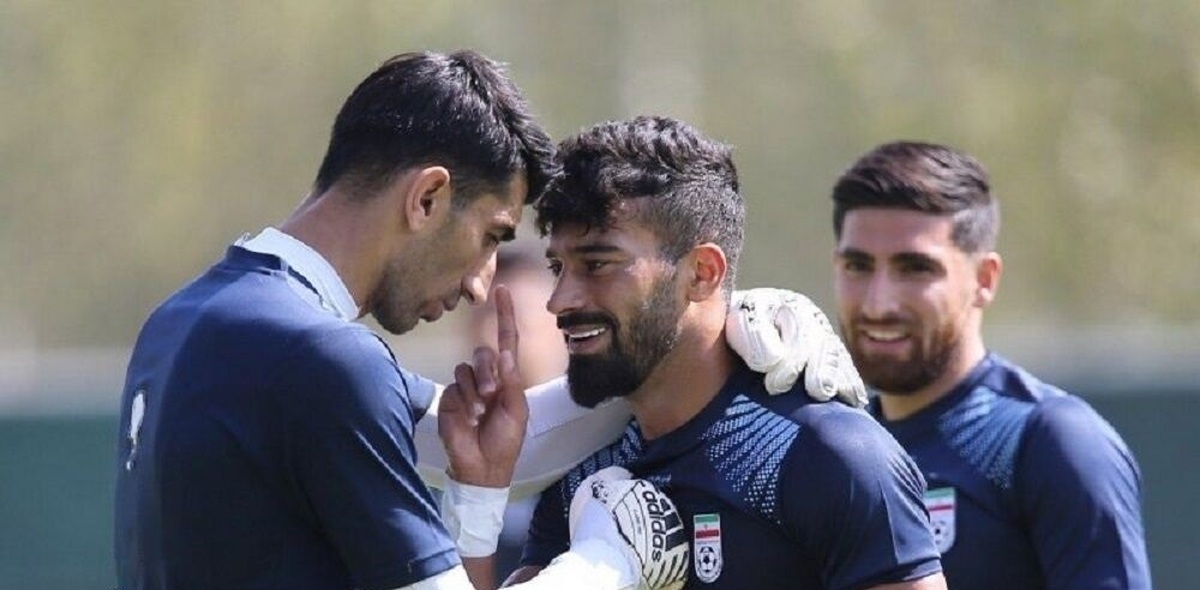 عکس| دورهمی مخفیانه دو چهره جنجالی فوتبال ایران؛ بیرانوند و رامین رضاییان دور یک میز