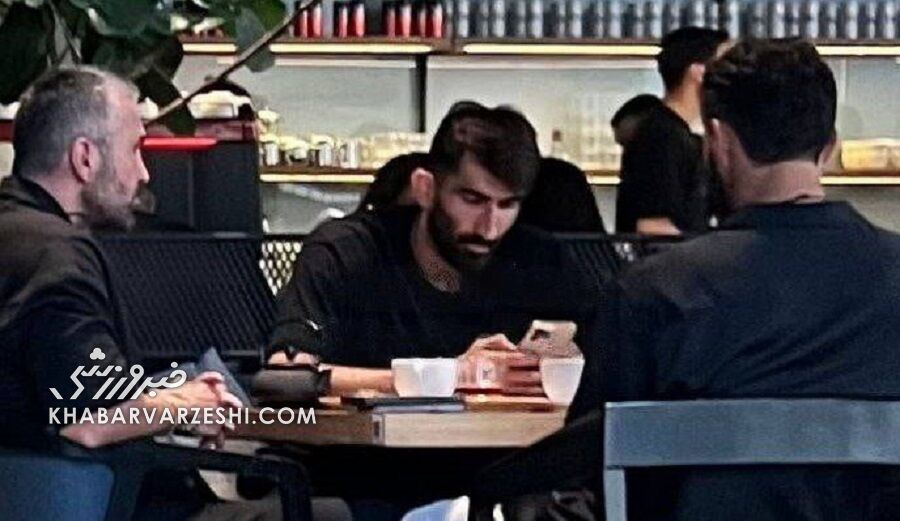 عکس| دورهمی مخفیانه دو چهره جنجالی فوتبال ایران؛ بیرانوند و رامین رضاییان دور یک میز عکس| دورهمی مخفیانه دو چهره جنجالی فوتبال ایران؛ بیرانوند و رامین رضاییان دور یک میز