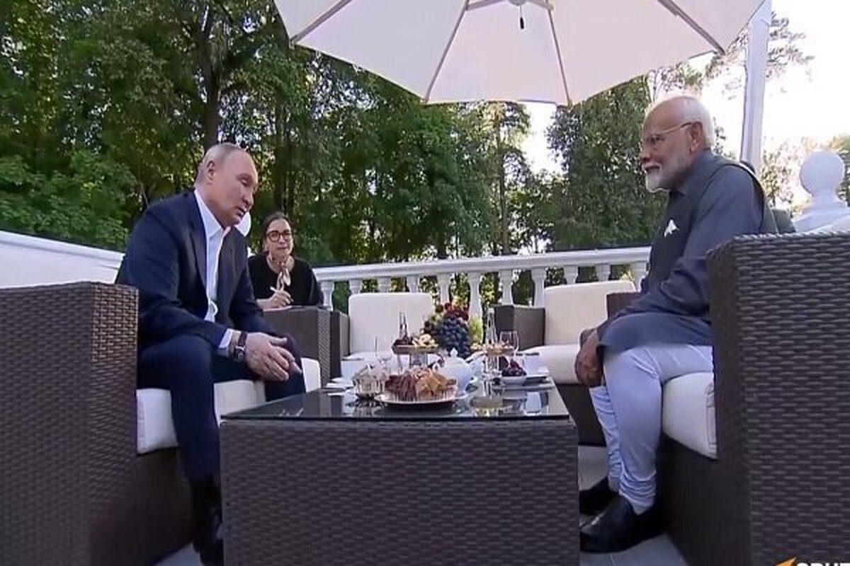 فیلم| پوتین، نخست‌وزیر هند را با خودروی برقی به گردش برد