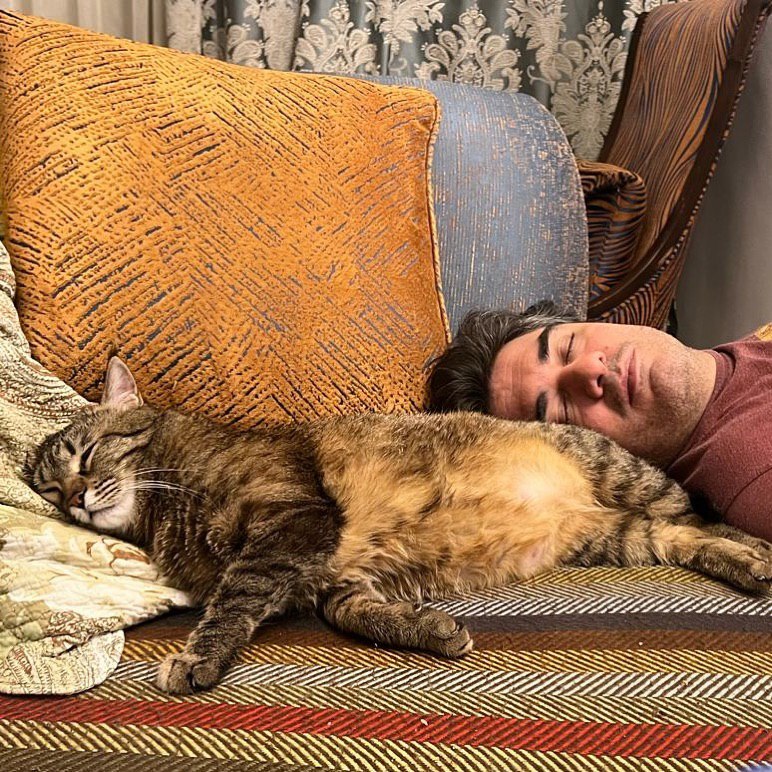 عکس| تصویر جالب نوازنده معروف با حیوان خانگی‌اش