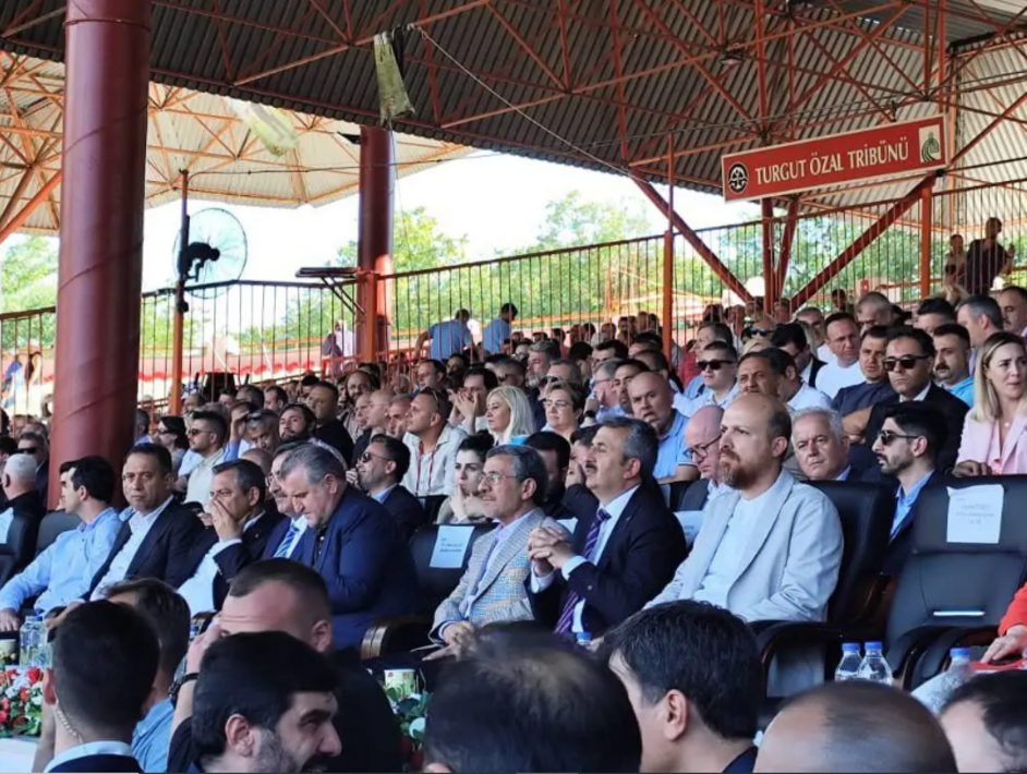 پخش دوباره تصاویری جنجالی از احمدی‌نژاد در استانبول!