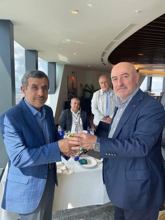 پخش دوباره تصاویری جنجالی از احمدی‌نژاد در استانبول!