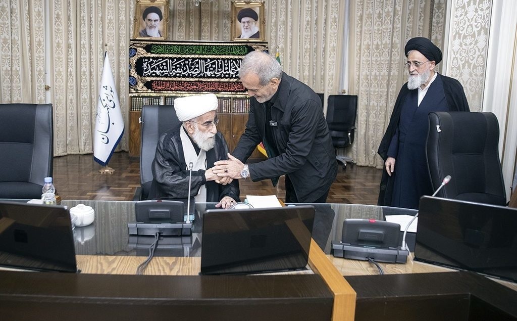 عکس خبرساز از خوش و بش پزشکیان و جنتی