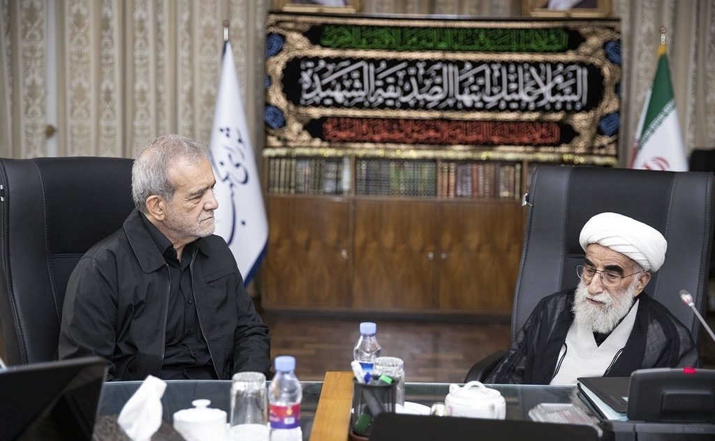 عکس خبرساز از خوش و بش پزشکیان و جنتی