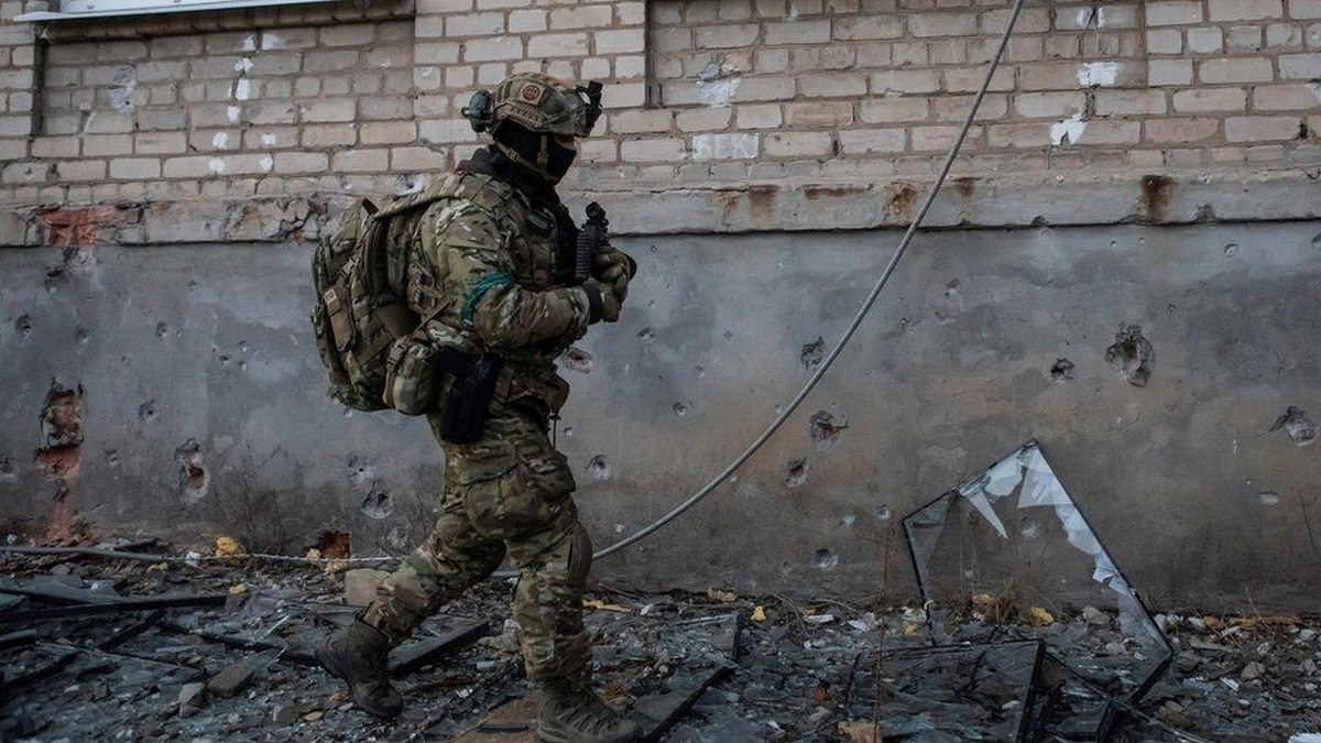 فیلم| لحظه پرتاب بمب به درون خانه‌ای که سنگر سربازان اوکراینی بود