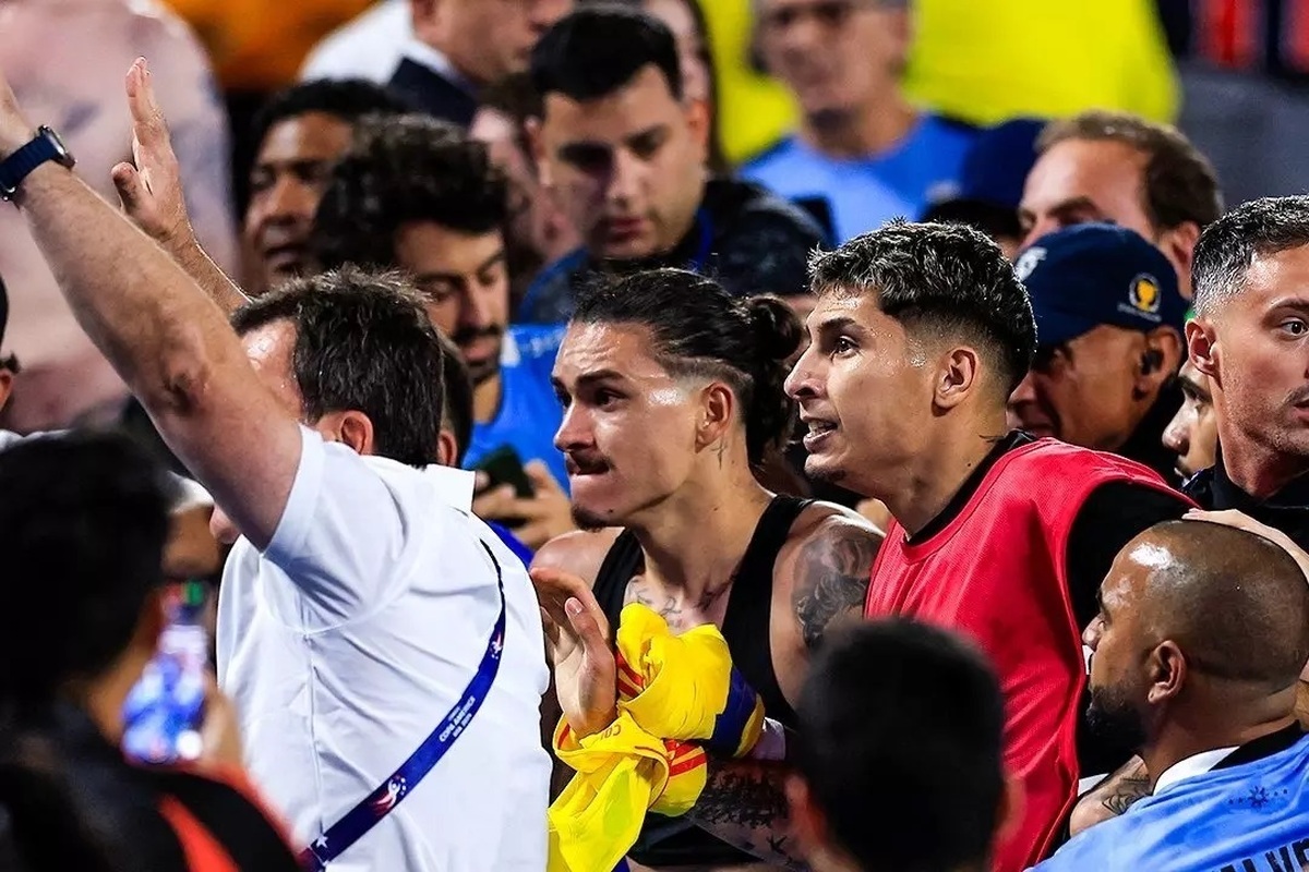 فیلم| درگیری شدید داروین نونیز، بازیکن اروگوئه و هواداران کلمبیا