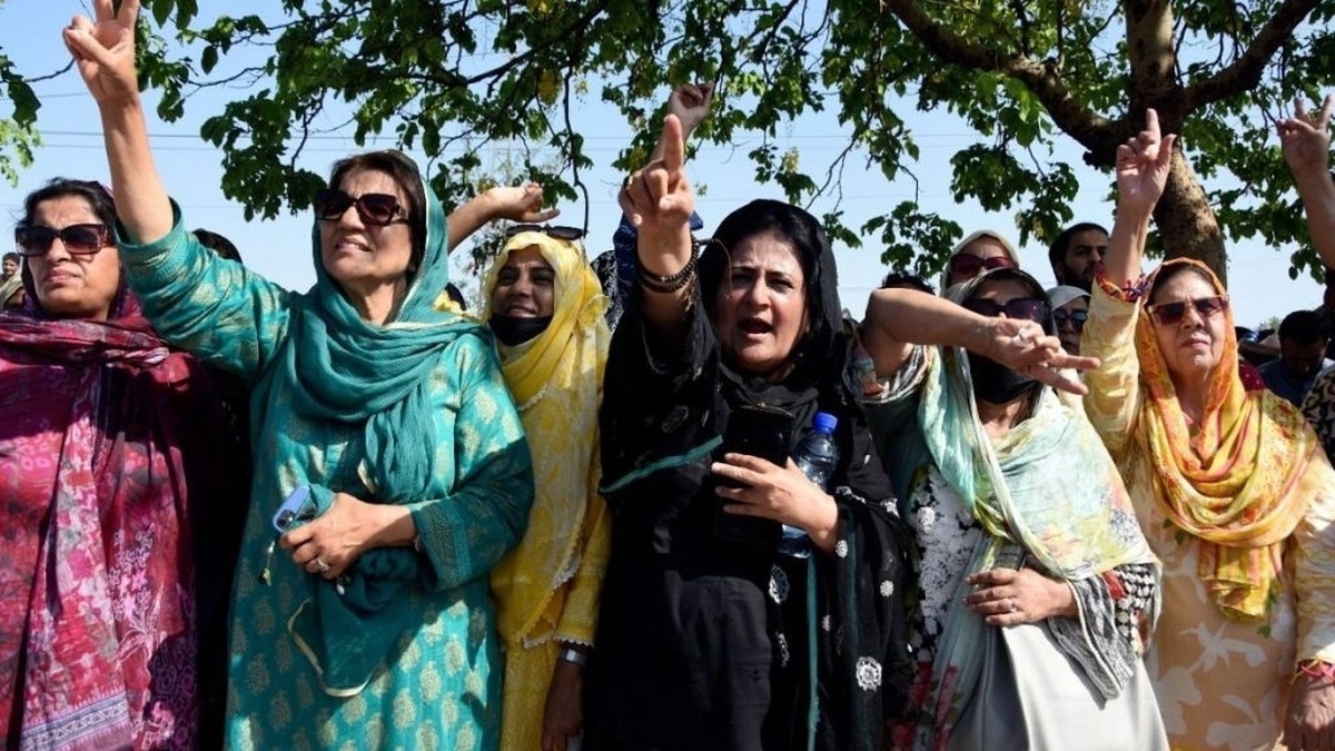 فیلم| تجمع حامیان عمران خان مقابل دادگاه