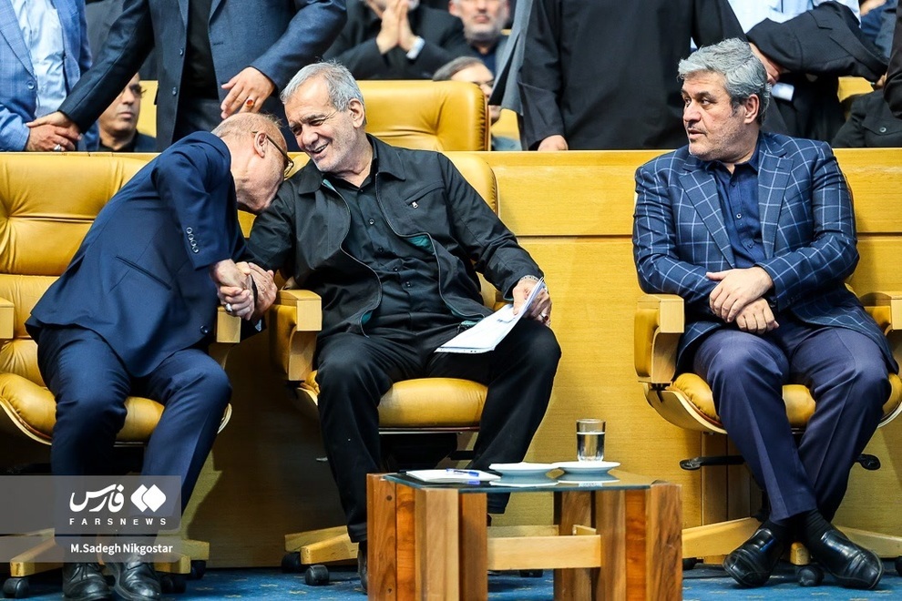 عکس| بوسه جنجالی قالیباف بر شانه پزشکیان که خبرساز شد