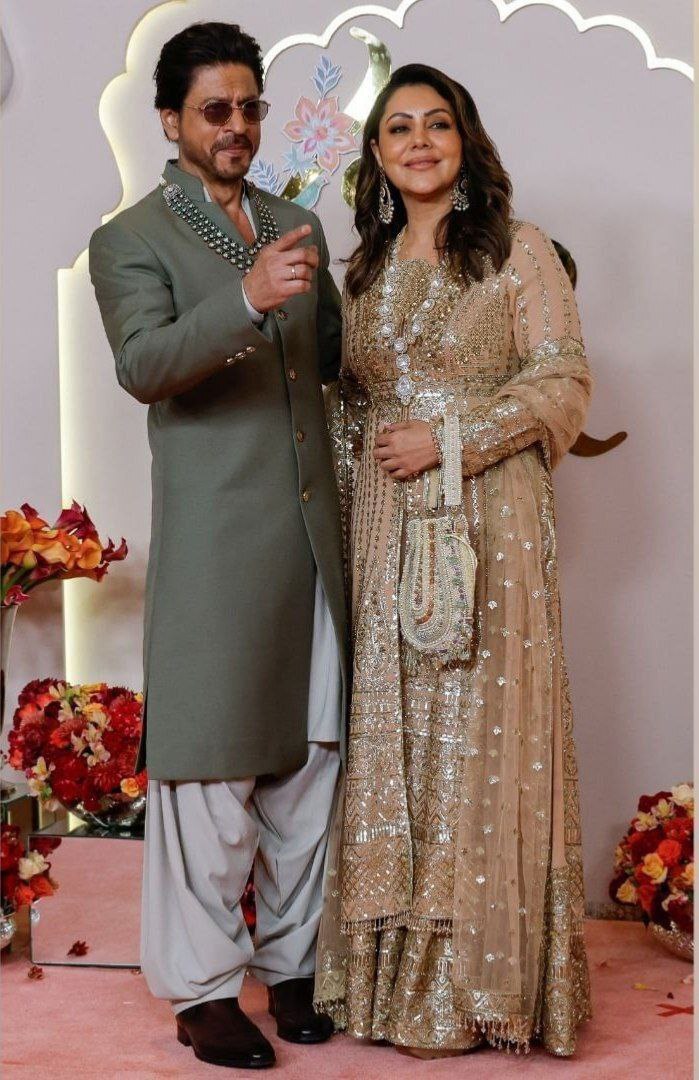 عکس| پوشش خاص و متفاوت شاهرخ‌خان و همسرش در یک جشن لاکچری