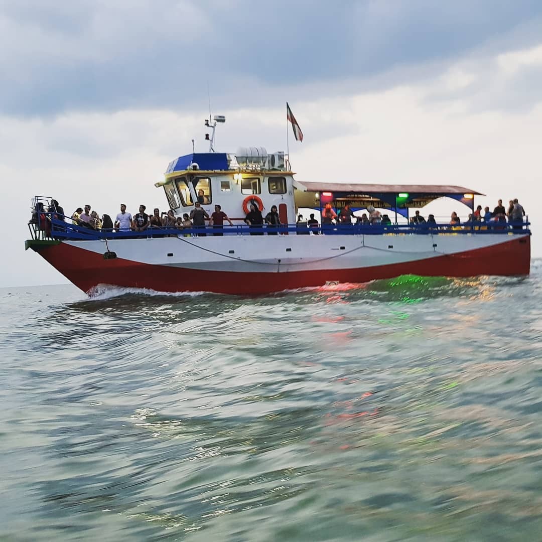 تفریح و آبتنی در سواحل زیبای مازندران تفریح و آبتنی در سواحل زیبای مازندران