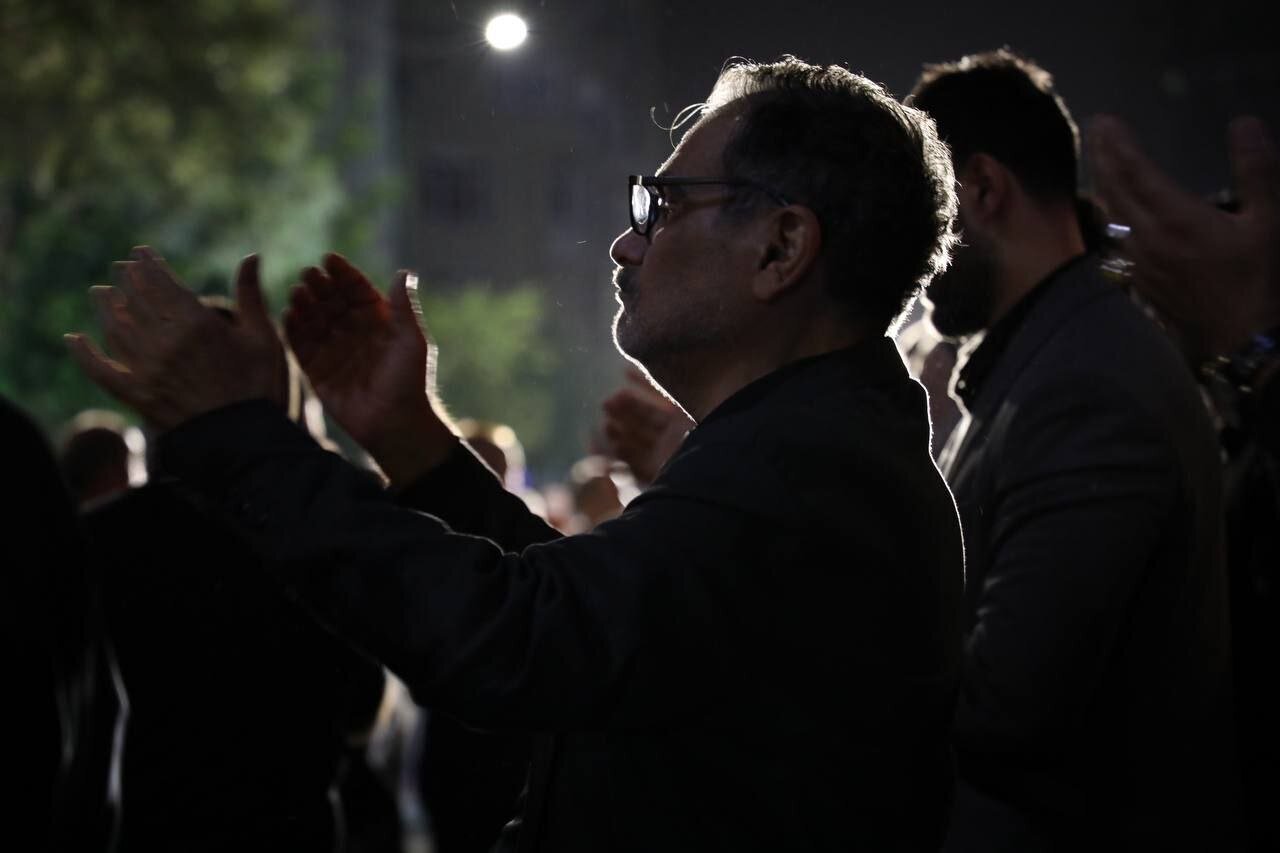 عکسی متفاوت از شمخانی در شب تاسوعای حسینی عکسی متفاوت از شمخانی در شب تاسوعای حسینی