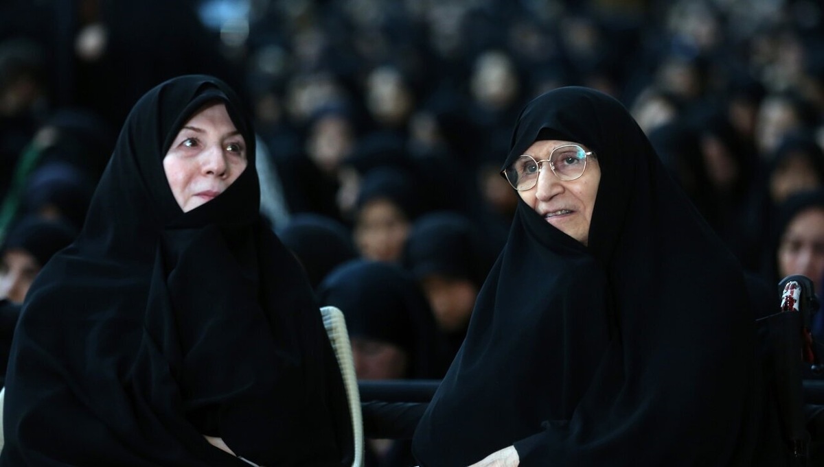 عکس| دختر امام خمینی و دختر پزشکیان در مراسم عزاداری