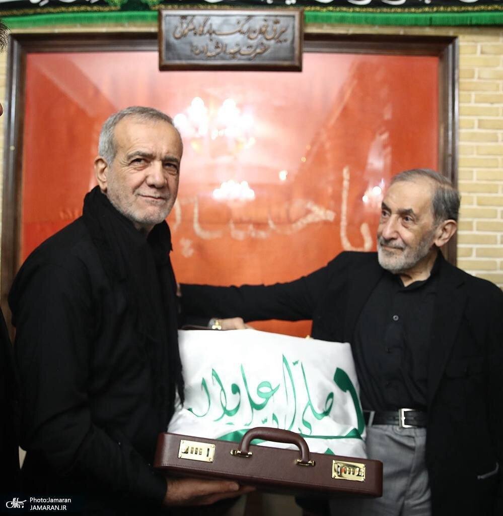 عکس| رونمایی از هدیه‌ علی‌اکبر ولایتی در یک کیف سامسونت چرمی به پزشکیان