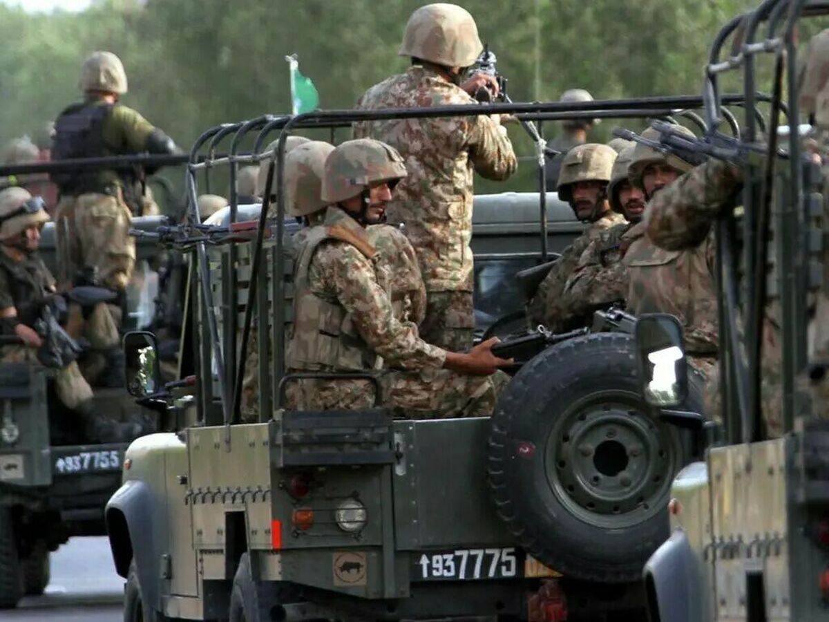 حمله تروریستی به پادگان ارتش در پاکستان؛ ۸ نظامی و ۱۰ مهاجم کشته شدند + عکس