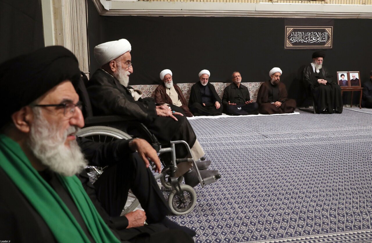عکس| آیت‌الله جنتی در بیت رهبری بر روی ویلچر