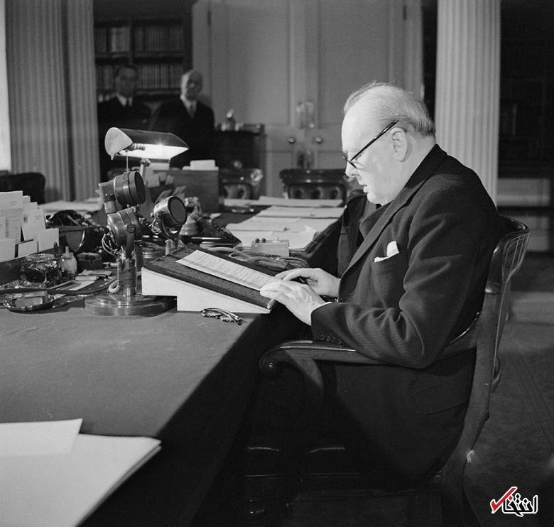 عکس| چرچیل پایان جنگ را اعلام می کند