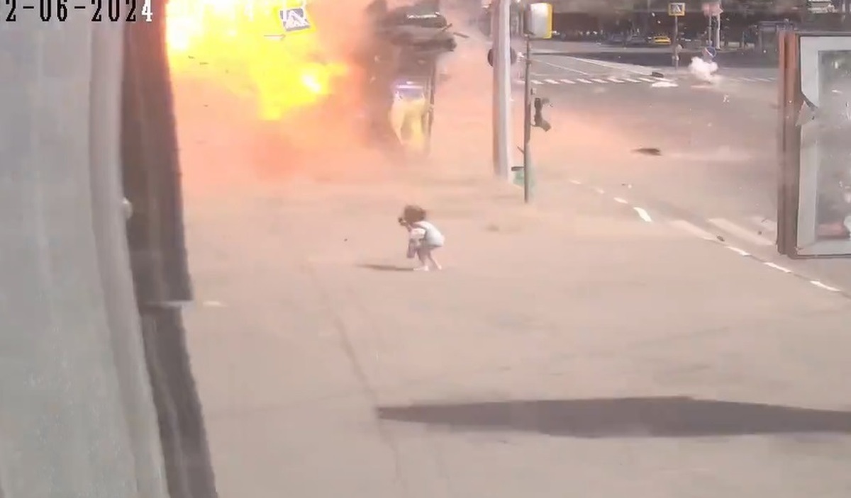 فیلم| لحظه اصابت موشک روسی جلوی پای زن اوکراینی