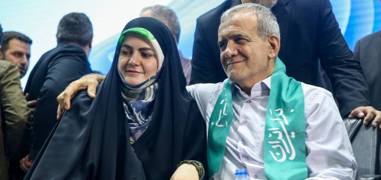 عکسی متفاوت از مسعود پزشکیان در کنار دخترش عکسی متفاوت از مسعود پزشکیان در کنار دخترش