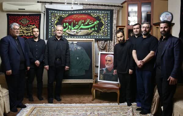 در دیدار پزشکیان و خانواده شهید سلیمانی چه گذشت؟ عکس در دیدار پزشکیان و خانواده شهید سلیمانی چه گذشت؟ عکس