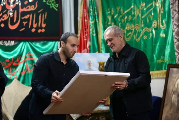 در دیدار پزشکیان و خانواده شهید سلیمانی چه گذشت؟ عکس در دیدار پزشکیان و خانواده شهید سلیمانی چه گذشت؟ عکس