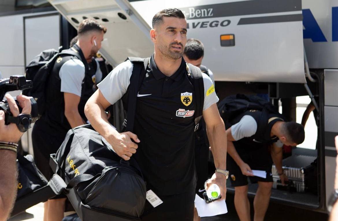 عکس| کاپیتان تیم ملی در راه هلند!