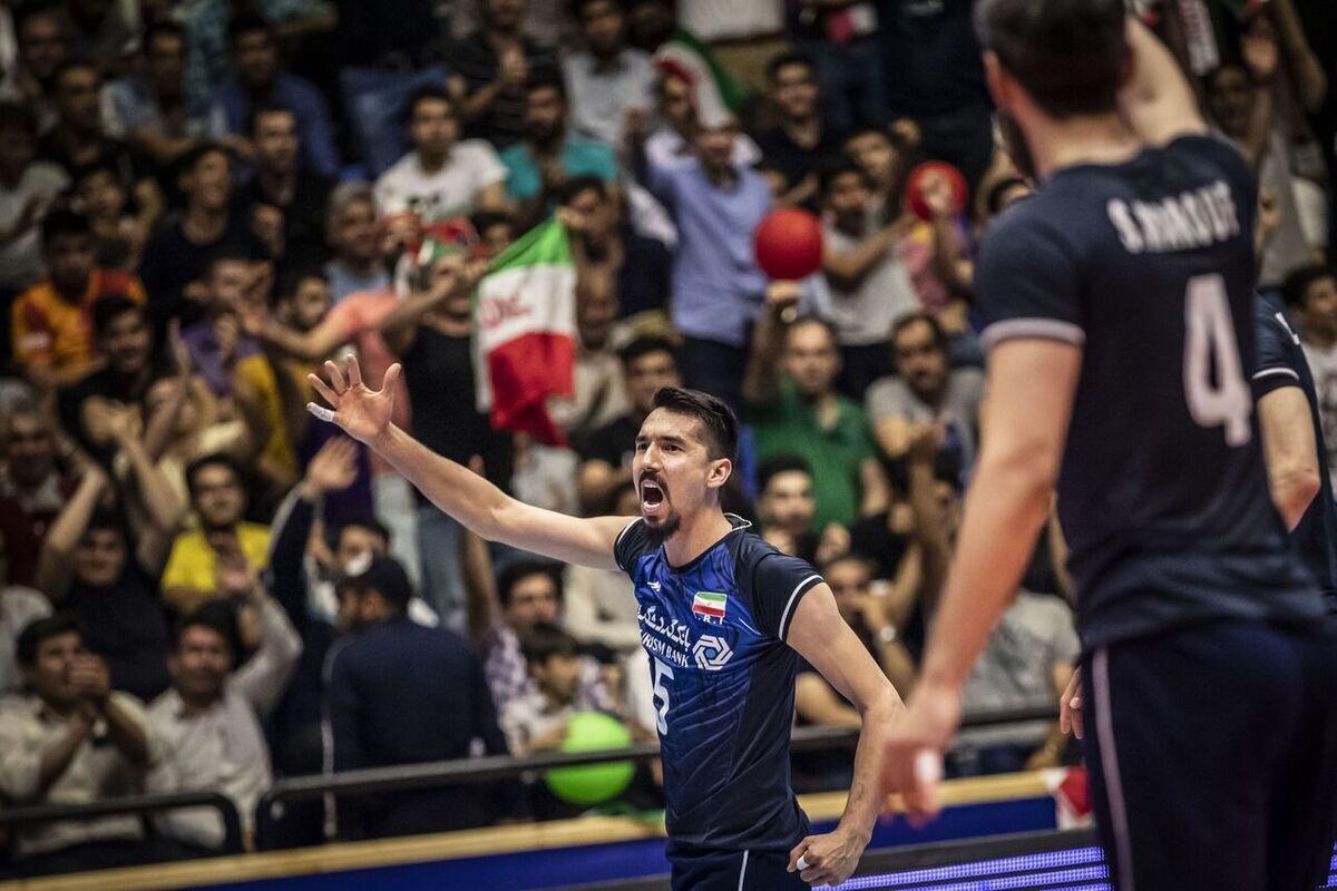 عکس| اتفاق عجیب در والیبال ایران؛ مربی می‌خواهد بازی کند!