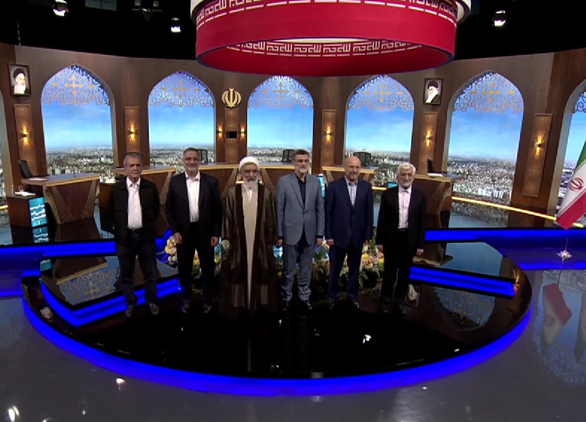 عکس یادگاری کاندیدا‌های انتخابات پس از پایان آخرین مناظره