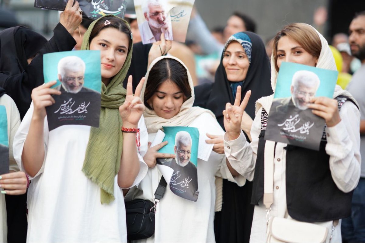 عکس| تصویری جنجالی از پوشش متفاوت زنانه در ستاد جلیلی