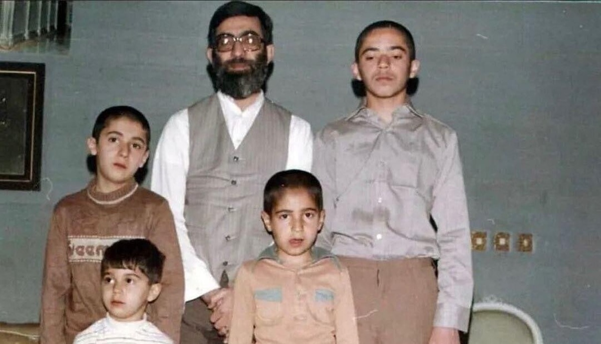 عکس| تصویر قدیمی از رهبر انقلاب در کنار چهار فرزندشان در خانه شخصی