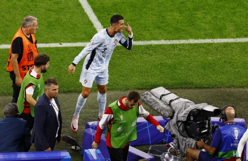 عکس| جورجینا در لحظه عصبانیت شدید رونالدو! عکس| جورجینا در لحظه عصبانیت شدید رونالدو!