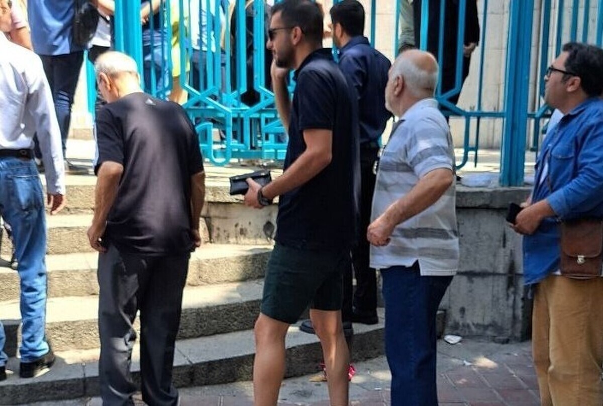 عکس| ممانعت از ورود یک شهروند به حسینیه ارشاد و عدم اخذ رای از وی به دلیل پوشیدن شلوارک