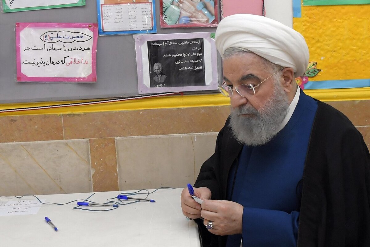 عکس| حدیث معنادار در کنار حسن روحانی هنگام نوشتن برگه رای در انتخابات