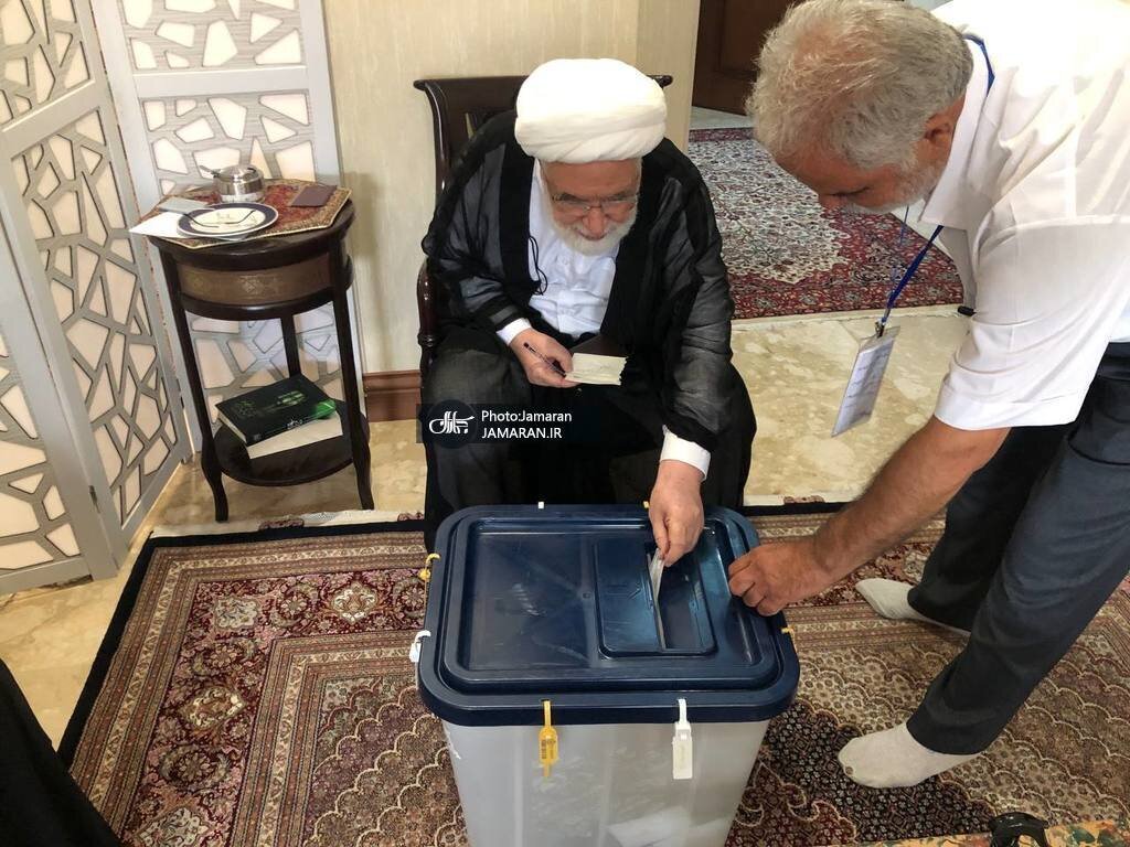 عکس| مهدی کروبی در حال رأی دادن به پزشکیان در انتخابات