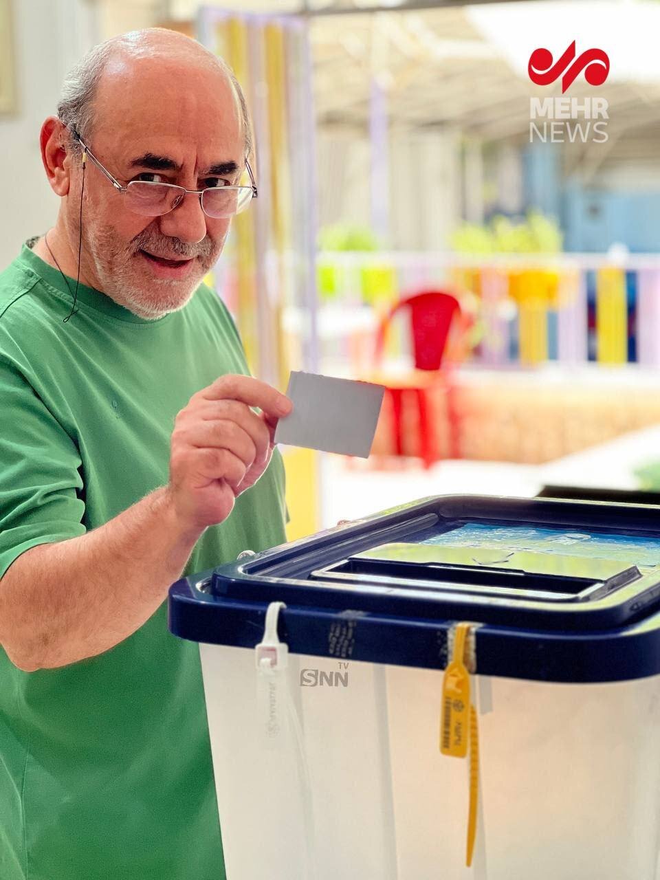 عکس| کمال تبریزی رای خود را به صندوق انداخت عکس| کمال تبریزی رای خود را به صندوق انداخت